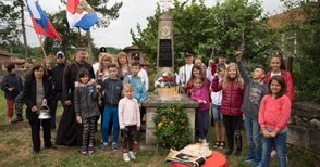 Осветиха кръста на паметника на Александър Хомутов в Чилнов