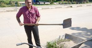 Кмет хвана лопатата да чисти от кал и боклуци улиците в Мечка