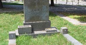 Надгробният паметник на войводата Панайот Хитов остана и без цифри