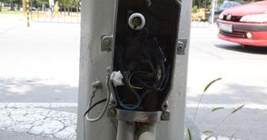 Оголени кабели на улична лампа  дебнат заплашително по велоалея