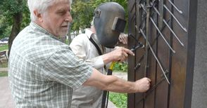 Фалстарт спря заваряването на нови щикове на мемориала
