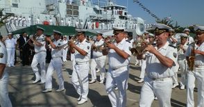Оркестърът на Военноморските сили свири пред Доходното за празника на флота