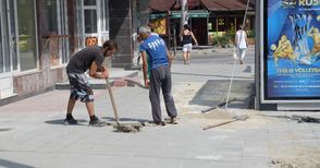 Разкопават новите плочки по тротоара на „Борисова“