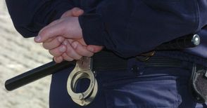 Двама изхвърлят плик с наркотик, преди да ги арестува полиция