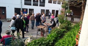 Австрийски туристи се дивят  на майсторите от Задругата