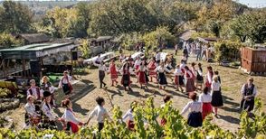 Песни, танци и старовремски манджи на втория събор с народни носии в Бъзовец