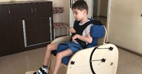Нов терапевтичен стол помага на децата в център „Милосърдие“