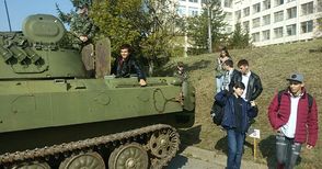 Оръжие и бойна техника впечатлиха ученици от русенското школо на Каракачанов