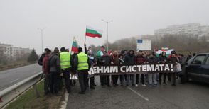 Протест спира за кратко движението към Дунав мост