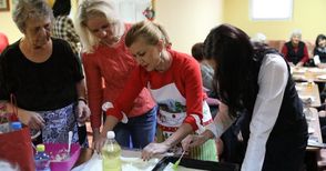 Светлана Ангелова готви коледни ястия с дамите от „Трета възраст“