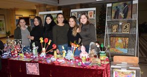 Колажи, кукли и бижута показват сръчни студенти от клуб „Палитра“