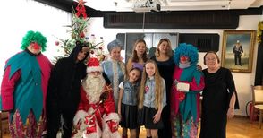 Дядо Мраз и Снежанка донесоха  подаръци в руското консулство