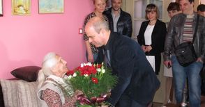 100-годишната баба Станка и кметът Стоилов си размениха подаръци за рождените дни