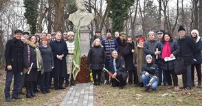 Русенци почетоха рождението на Ботев пред паметника в Букурещ