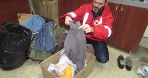 Добри хора даряват дрехи и обувки за бездомните в Кризисния център на БЧК