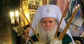 Патриарх Неофит носи мощи на света Марина в Каран Върбовка