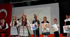 Деца от Бяла научиха испанчета  да пеят песента „Рипни, Калинке!“