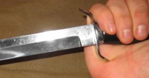 Пиян сваляч наръгал с нож колата на мъж заради забележка