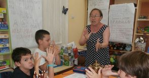 Деца учат руски приказки и песни  през ваканцията в библиотеката