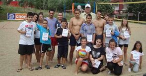 Деца играха плажен волейбол в „Дружба“