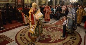 Митрополит Наум отслужи първа празнична литургия в „Св.Троица“