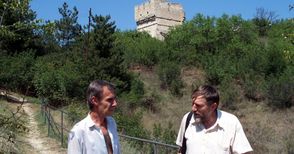 Стоян Йорданов разказва на Червенския болярин какви ги вършат хората на земята