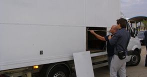 Заловените в румънски камион 26 мигранти отведени в Любимец