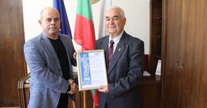 Кметът Стоилов връчи златна значка на шефа на общинския съюз на запасните