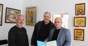 Кметът Пламен Стоилов разгледа  обновения Клуб на художниците