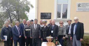 Отец Стефан освети паметната плоча на  капитан-лейтенант Александър Конкевич