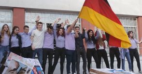 Ученици събориха Берлинската  стена и обединиха двете Германии