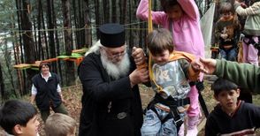 Акция събира храни за децата от приютите на отец Иван