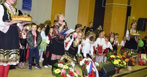 Танци и песни на шест етноса  оцветиха празничен концерт