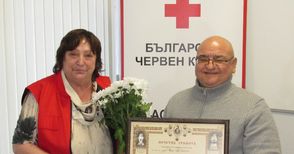 Д-р Кирил Панайотов с грамота от БЧК като най-голям дарител