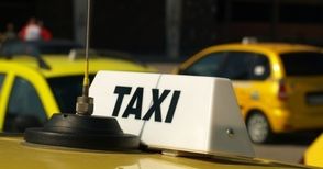 Таксита и автомобили обират  пътниците по спирките в Николово