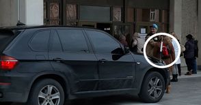 ВМРО: Що за наглост е да си паркираш скъпата кола на плочките пред общината