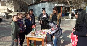 Деца продадоха над 1000 мартеници за благотворителна кампания на ЮНЕСКО 