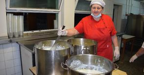 Общината иска продължаване с месец на програмата „Топъл обяд“