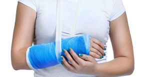 Ортопеди лекували само едната фрактура на счупена на две места ръка