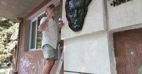 Зюхтю Калит върна достойнството на русенски статуи и барелефи