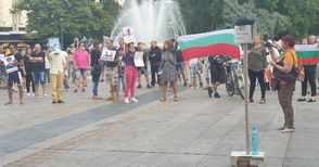 Каскет в стила на Иван Гешев прави компания на протестиращите в Русе