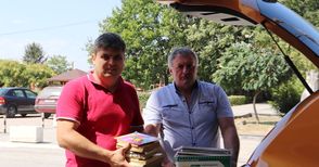 Книги от личните си библиотеки дариха на Тетово Григоров и екипът му