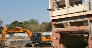 Разчистват терена на бившия завод „Петър Караминчев“ за нов собственик
