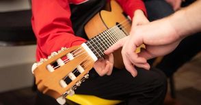 Мирослав Иванов и Димитър Кърнев  правят майсторски клас по китара