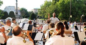 Духовият оркестър свири маршове в чест на Деня на Съединението