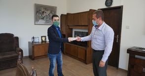 Кметът Милков дари книги  за читалището в Глоджево