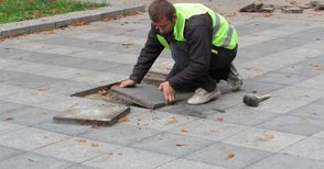Започна традиционният есенен ремонт на плочките по площада
