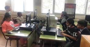Ученици от „Алеко Константинов“ усвояват компютърни умения в читалище