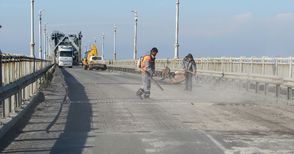 Спешно ремонтират дупки и фуги на Дунав мост