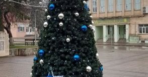 Щедро украсена петметрова елха донесе празничния дух в центъра на Ветово
